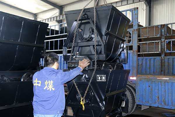 中煤集团一批新型翻斗式矿车发往河北承德